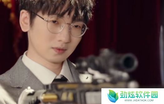 LPL解说和美女演员拍短剧，被网友质疑是否要转行，本人：拍着玩而已