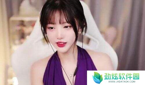 艾琳生日会直播，因念错礼物上的符号引热议，网友：文化有限啊