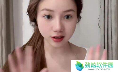女主播吐槽亲弟太丑，直言自己身材颜值更好，网友：你都不是原装了