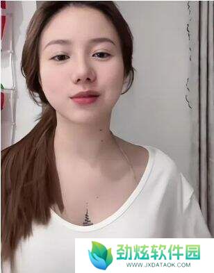 女主播吐槽亲弟太丑，直言自己身材颜值更好，网友：你都不是原装了