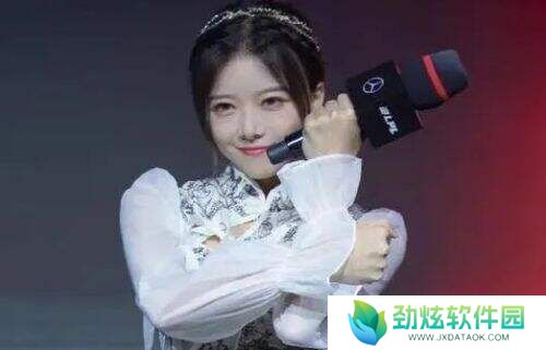 骆歆直播透露自己资产，直言和“Miss姐”差距太大，网友：难怪哭穷